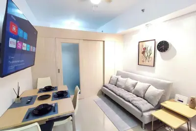 Image de New! 1br Condo Unit: Linked to Mall & Train Station, Wifi, 55\" Tv, Pool View