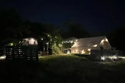 Image de Sunset Villas\"Tecoma Stans\" Glamping Tent Walking Distance to the Beach