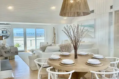 Image de New To Market! Stunning Dune Road bay front, steps to private ocean access! !