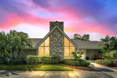 Image de Luxurious lakefront\/pool home near theme parks in Florida