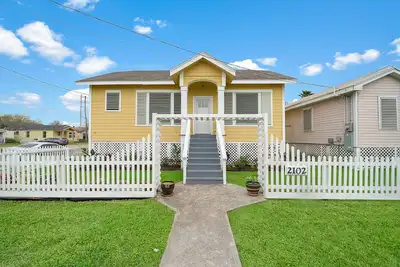Image de Cheerful home 5 Min Dr to Beach + Pets Allowed