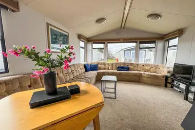 Image de 6 berth caravan with free Wi-Fi at Dovercourt Holiday Park in Essex ref 44609c
