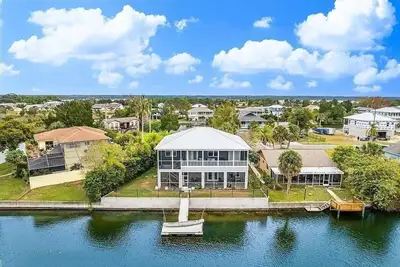 Image de Newly remodeled gulf canal home w/floating dock and kayaks