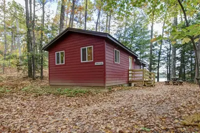 Image de Wisconsin Northwoods Cabin on lake w/private dock on 394 acre lake. Pet Friendly