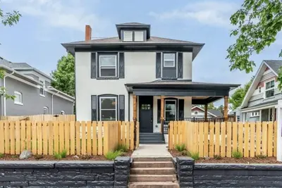 Image de New Luxury Home w/Hot Tub, Fire Pit & Private Yard Denver Highlands\n\n