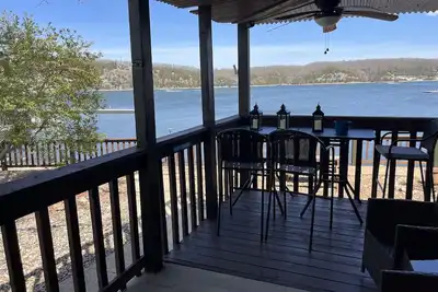 Image de Ground Level Walk right out and \nPOOL Docks Corner unit see 180 degree