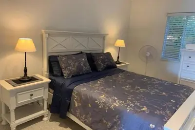 Image de Newly Renovated 2 bedroom Spacious & Bright suite\n\n