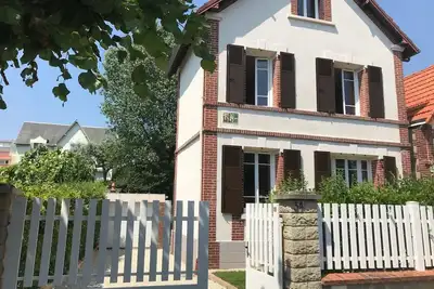 Image de Villa  à Cabourg dans l'éventail, à  3 mn  à pied de la plage, 9 mn du casino.