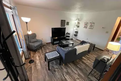 Image de Private duplex in Roxbury near Hospital/Arena - Pet Friendly