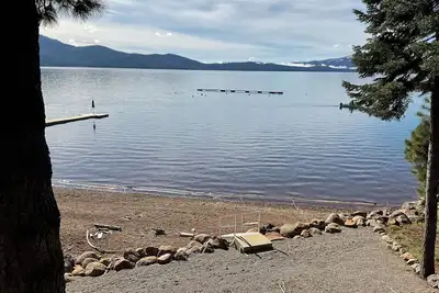 Image de \nLAKEFRONT Oasis with Private Dock and Buoy!