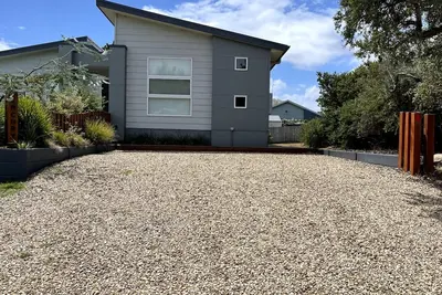 Image de Fifteen Mercury - stunning house with outdoor spa!