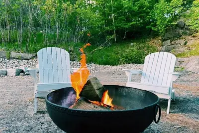 Image de Muskoka Chic New Designer Cottage – Heart of Port Carling – Walk to Everything!