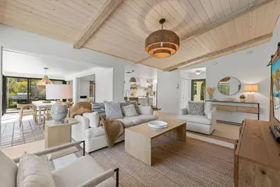 Image de Stunning coastal contemporary ground level pool home close to everything.