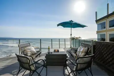 Image de Luxury, renovated, oceanfront home with incredible deck & ocean views - dog friendly!