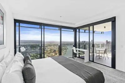 Image de Uninterrupted river and hinterland views from the 38th floor!