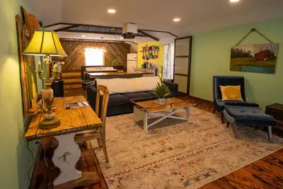 Image de Vintage inspired Barn loft with modern amenities, surrounded by quiet farmland.