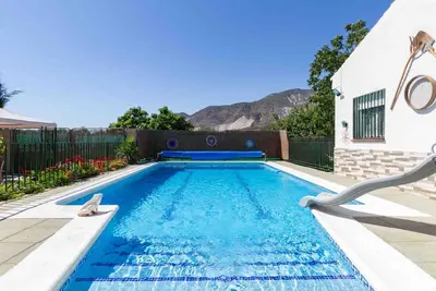 Image de Ferme avec jardin, piscine et barbecue