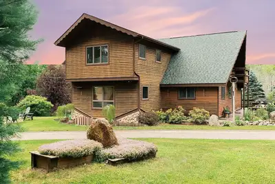 Image de Main cabin + sleeping bunkhouse, heated inground pool & u-shaped driveway.