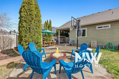 Image de Spacious Modern Home—Fire Pit, Basketball Hoop, Pop-A-Shot & Kids' Toys for Family Fun!
