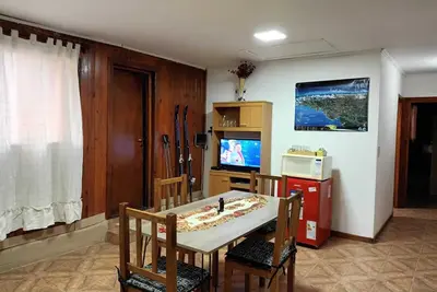 Image de One block from downtown, fully furnished with all the amenities.