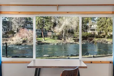 Image de Pet Friendly Studio on the Banks of the Deschutes River with Pool and Hot Tub Access!