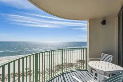 Image de New Listing! Gulf Front Corner Unit Has Views From Front, Back & Side.