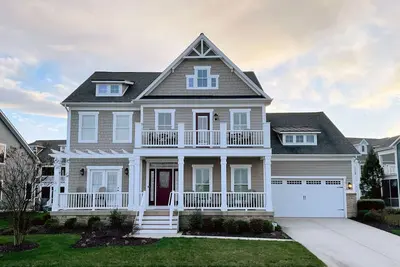 Image de Luxurious 5-Bed Retreat: Steps to Pools & Sports Center, Near Beaches & Dining