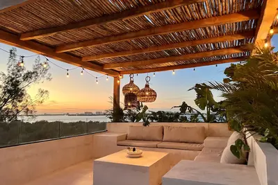 Image de Extraordinary Penthouse With Private Rooftop & Sunset Views