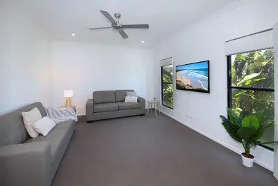 Image de Our beachside home offers the perfect mix of coastal charm and modern living!