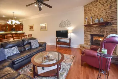 Image de Lake-view ground-level condo with pool, jetted tub - walk to marina/restaurants