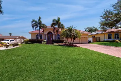 Image de Gulf-front 30-day rental with deluxe outdoor living\/kitchen & dock -dog-friendly