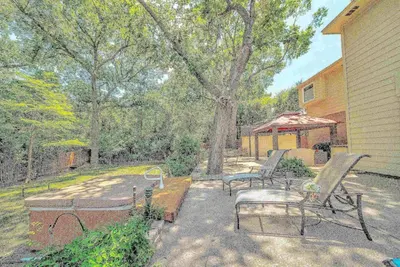 Image de 3br Family Oasis: Hot Tub, Office, Scenic Trails, Close to Shops, Dining, and Dfw Airport