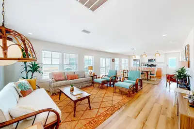 Image de Fully renovated, beachfront home with wraparound deck & Gulf views