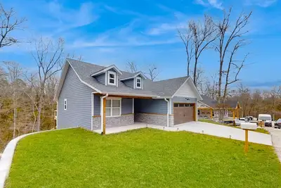 Image de Brand-new, dog-friendly home among the treetops with great deck & location