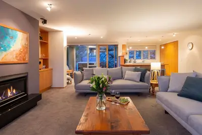Image de New! Beautiful large home with lake & mountain views and a hot tub.