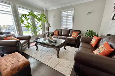 Image de Modern Retreat ~ Fully Equipped ~ Patio ~ Brampton