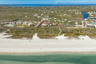 Image de Escape to Paradise: 3-Bedroom Retreat with Wrap-Around Lanai and Private Beach - Signal Inn 15