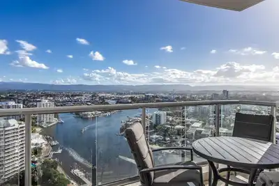 Image de Sweeping views from your modern apartment!