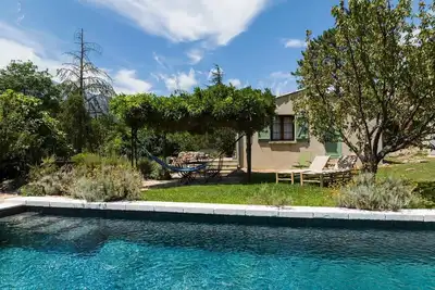 Image de Maison avec piscine au cœur de la nature. Vue sur les aiguilles de Bavella