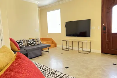 Image de Front House - New New New - Disneyland and Hollywood