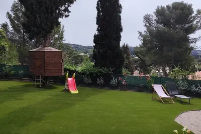 Image de Maison Familiale Avec Piscine Semi-enterrée!