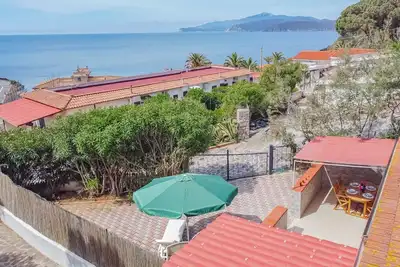 Image de Il Nido offers a relaxing vacation a stone's throw from the sea.
