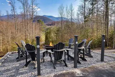 Image de 🏡 Luxury Smoky Mountain Retreat | Mega Spa, Game Room & Stunning Views