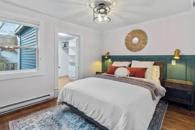 Image de This large, newly renovated 2-storey home is located in the downtown area of St