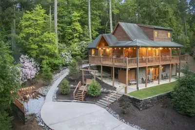 Image de Hilltop Haven- Secluded Rustic Cabin with Hot Tub & Game Room