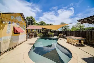 Image de Austin! Hummingbird Hideout w\/Pool! 1 minute  walk to the Lake!