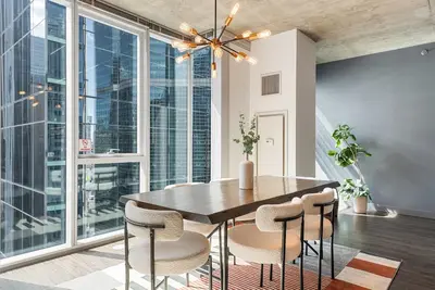Image de Exclusive 3br: City Views, Top Amenities, Central