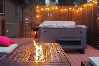 Image de Log Cabin! New Hot Tub! Walk to Lake & Slopes. Great Family cabin and Pets