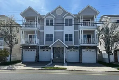 Image de 4 bedroom 3 bath condo