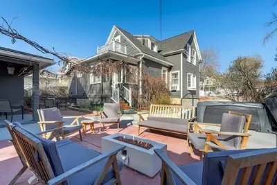 Image de Elite Embassy! Prime Location Downtown Hot Tub Bbq
